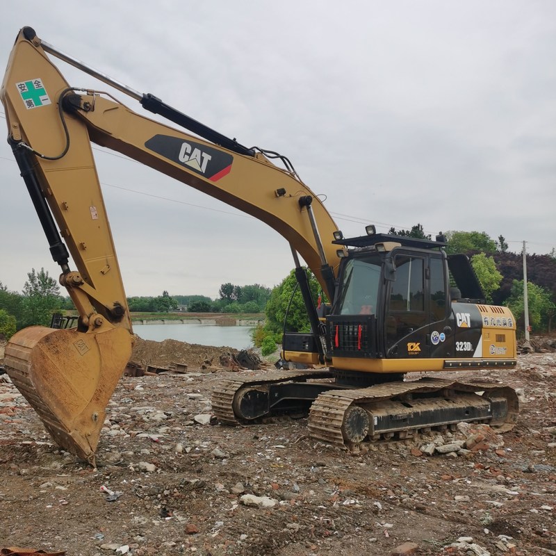 Alter Bagger CAT 323DL, gebrauchter Bagger, 23 Tonnen, 110 kW, mit 1,2 m3 Schaufel