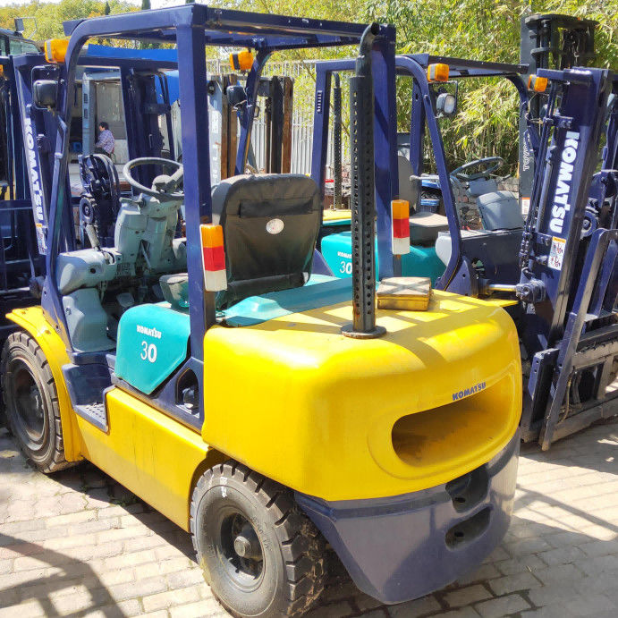 Komatsu FD30 Gebrauchtgabelstapler Zwei-Stufen-Material-Handling-Ausrüstung 3 Tonnen