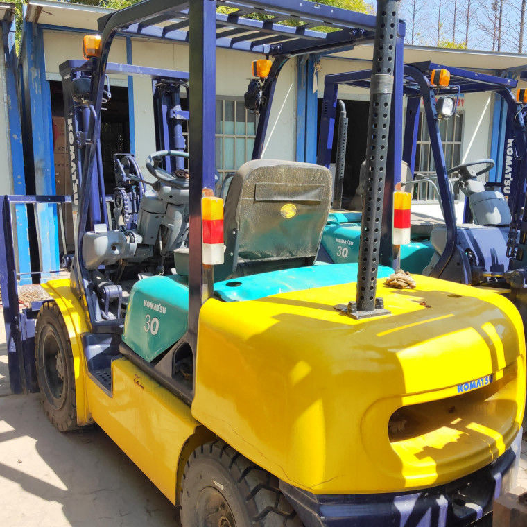 Komatsu FD30 Gebrauchtgabelstapler Zwei-Stufen-Material-Handling-Ausrüstung 3 Tonnen