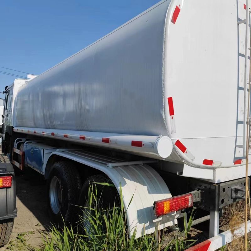 Sinotruk Howo 371 Öltanker 2000L 8x4 aus zweiter Hand für die Treibstofflieferung