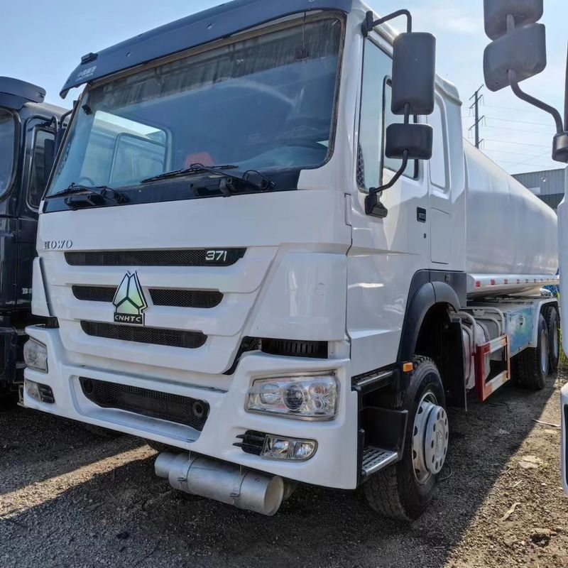 Sinotruk Howo 371 Öltanker 2000L 8x4 aus zweiter Hand für die Treibstofflieferung