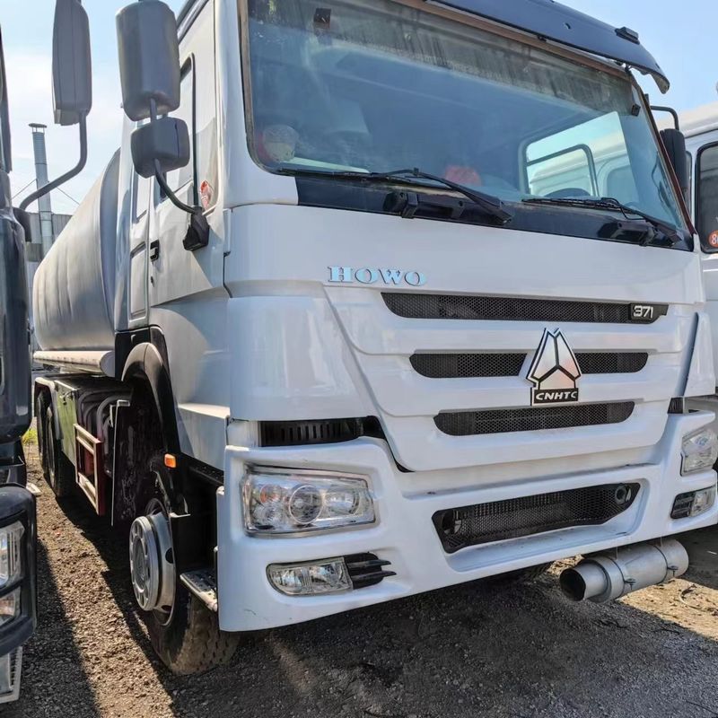 Sinotruk Howo 371 Öltanker 2000L 8x4 aus zweiter Hand für die Treibstofflieferung
