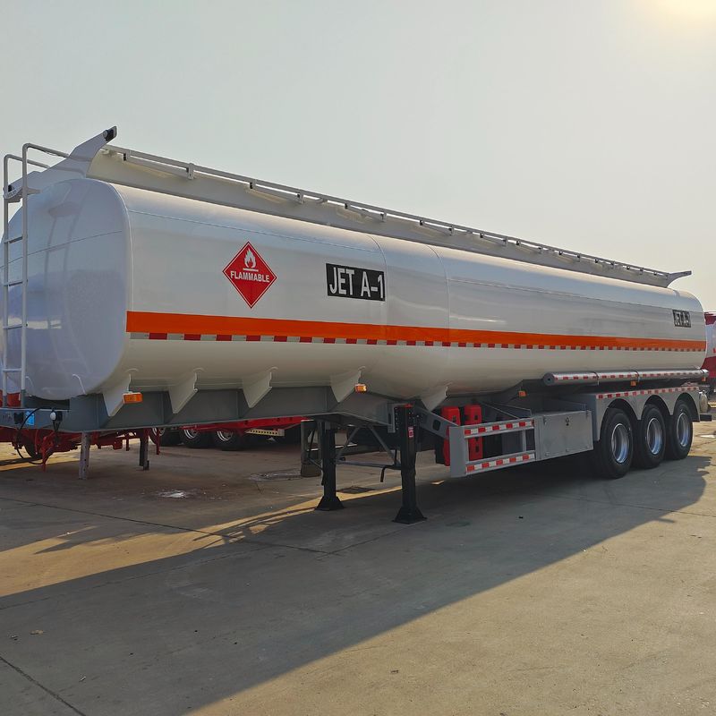 3 Achsen Halbanhänger Altes Tankfahrzeug für den Transport von Erdöl- und Brennstoffen 10000L