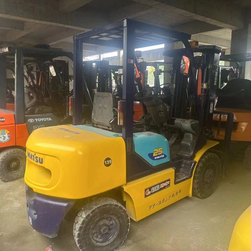Komatsu FD25 Gebrauchtgabelstapler mit drei Stufen Materialbearbeitungsgerät 2,5 Tonnen