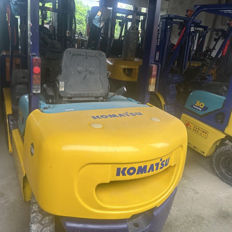 Komatsu FD25 Gebrauchtgabelstapler mit drei Stufen Materialbearbeitungsgerät 2,5 Tonnen