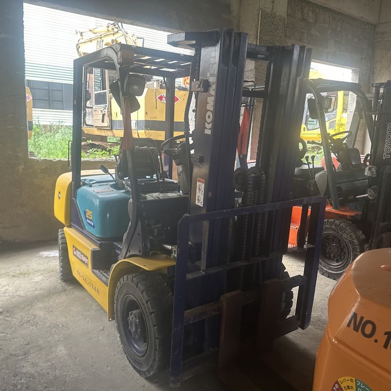 Komatsu FD25 Gebrauchtgabelstapler mit drei Stufen Materialbearbeitungsgerät 2,5 Tonnen