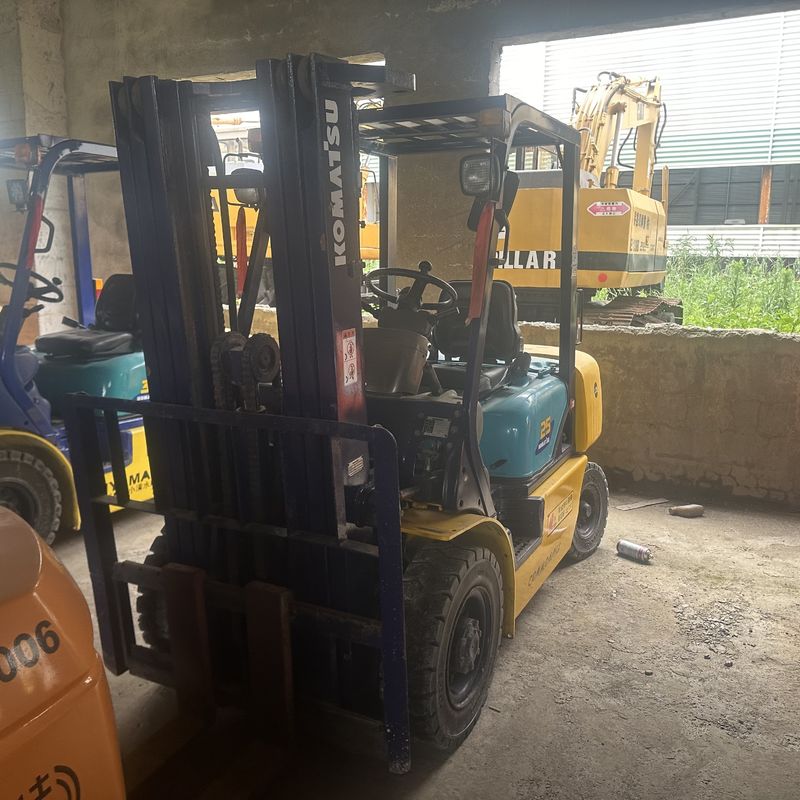 Komatsu FD25 Gebrauchtgabelstapler mit drei Stufen Materialbearbeitungsgerät 2,5 Tonnen