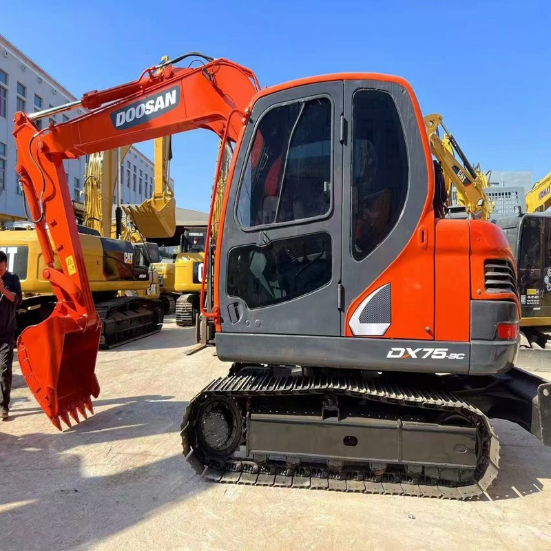 Gebrauchtes Doosan DX75 Kompaktes Vielseitiges Mini Gebraucht Bagger 39,7kw 0,28m3 Eimer