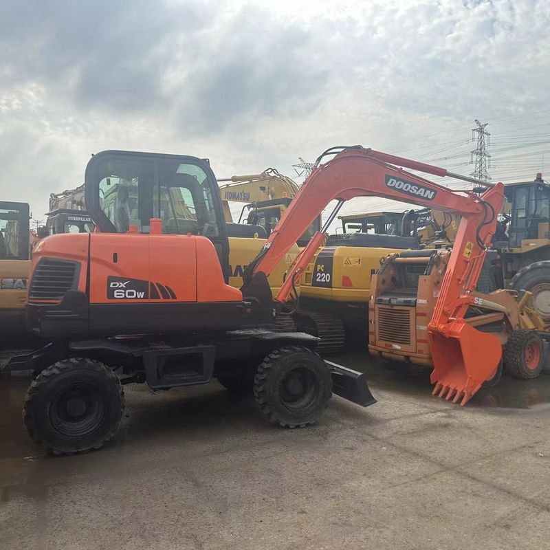 Gebrauchtes Doosan Digger DX60W Gebraucht 6 Tonnen Kleinbauwerk