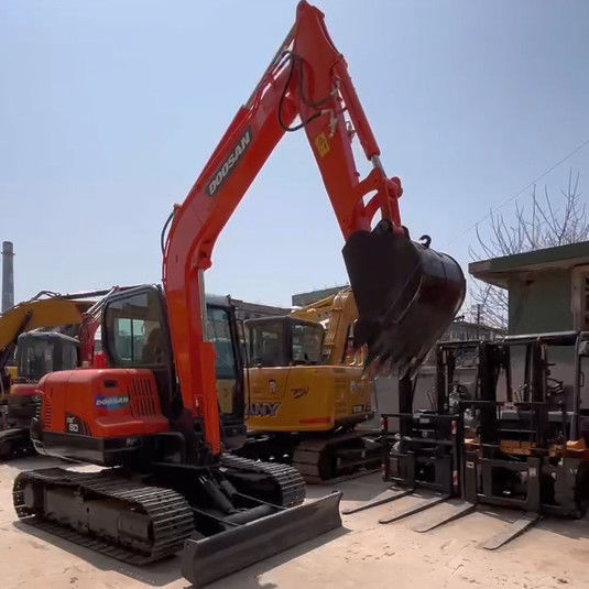 Gebraucht Doosan DX60 6-Tonnen-Mini-Spurbagger für Kleinbauten