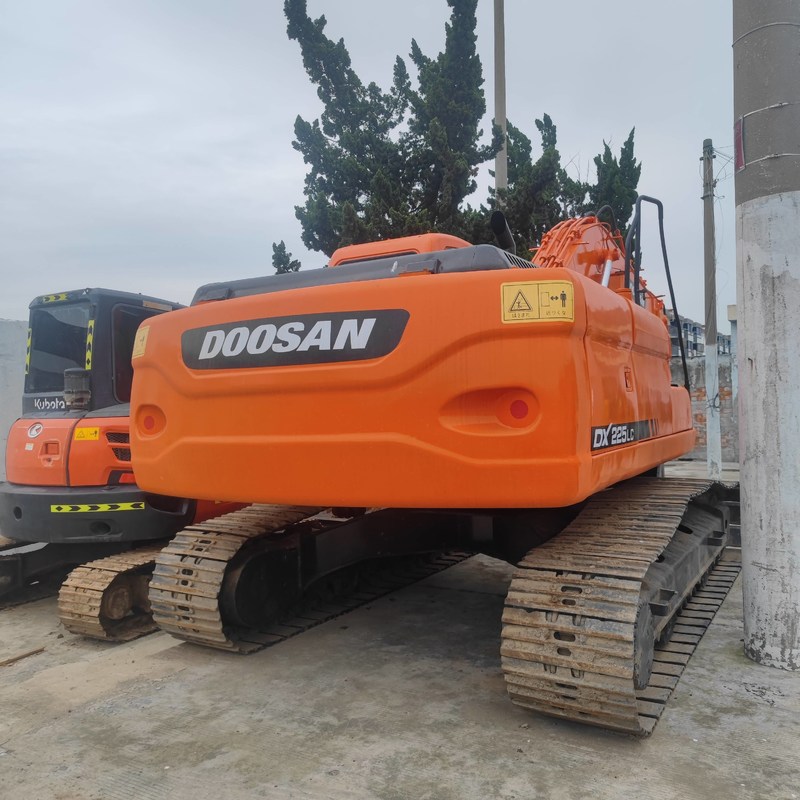 Gebrauchtes Doosan DX225 Digger 22,5 Tonnen Mittelgroßer Crawler Bagger 157kw