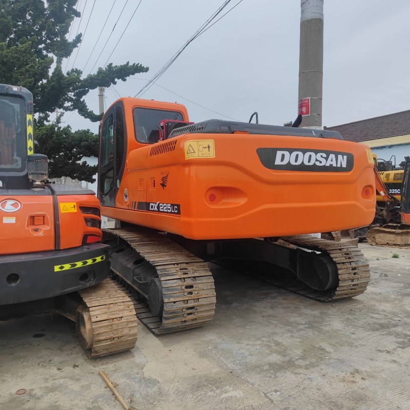 Gebrauchtes Doosan DX225 Digger 22,5 Tonnen Mittelgroßer Crawler Bagger 157kw