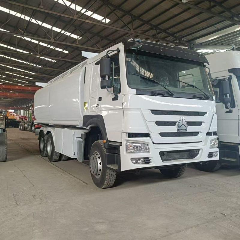 Sinotruk Howo 371 Öltanker 2000L 6x4 aus zweiter Hand für die Treibstofflieferung