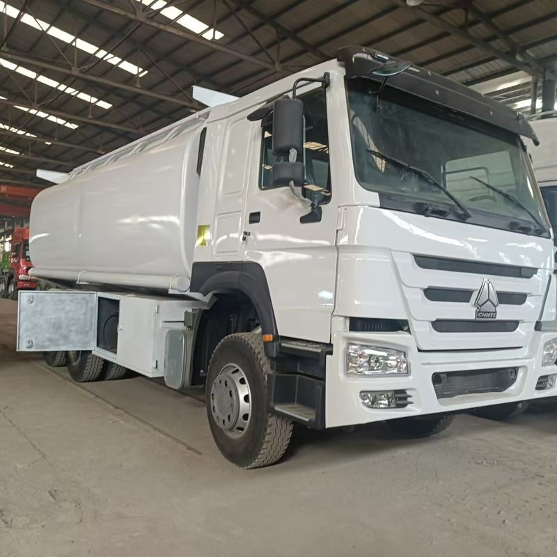Sinotruk Howo 371 Öltanker 2000L 6x4 aus zweiter Hand für die Treibstofflieferung